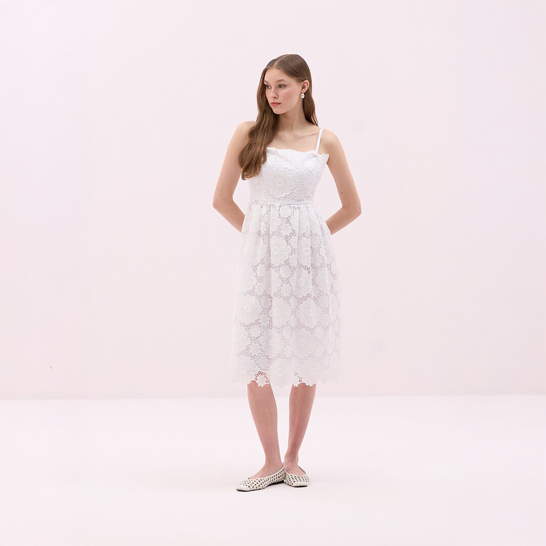 Beyaz Elbise Nasıl Kombinlenir? Roman'dan Stil Tüyoları