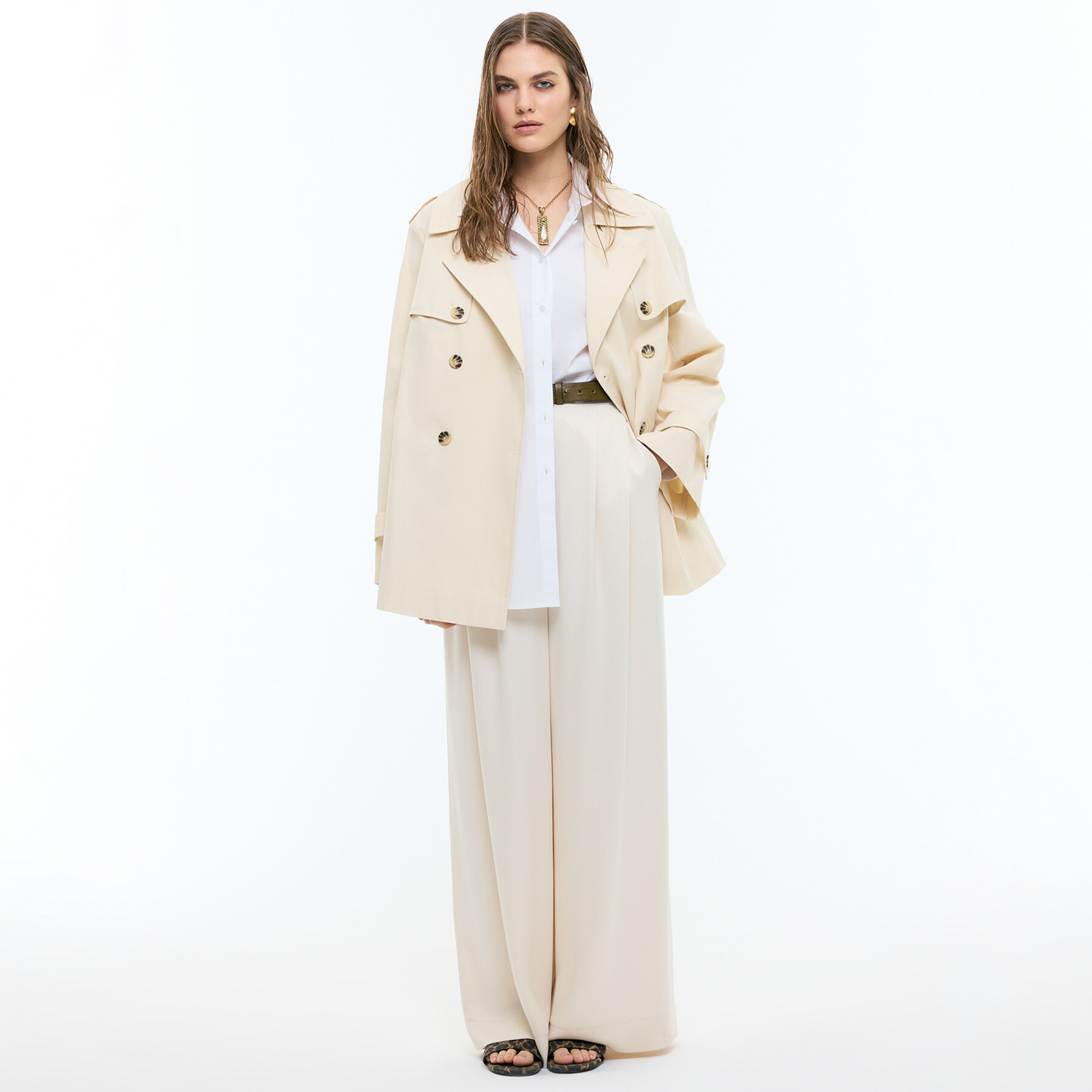 Ofis Stilinde Geniş Paça Pantolon Nasıl Kombinlenir?