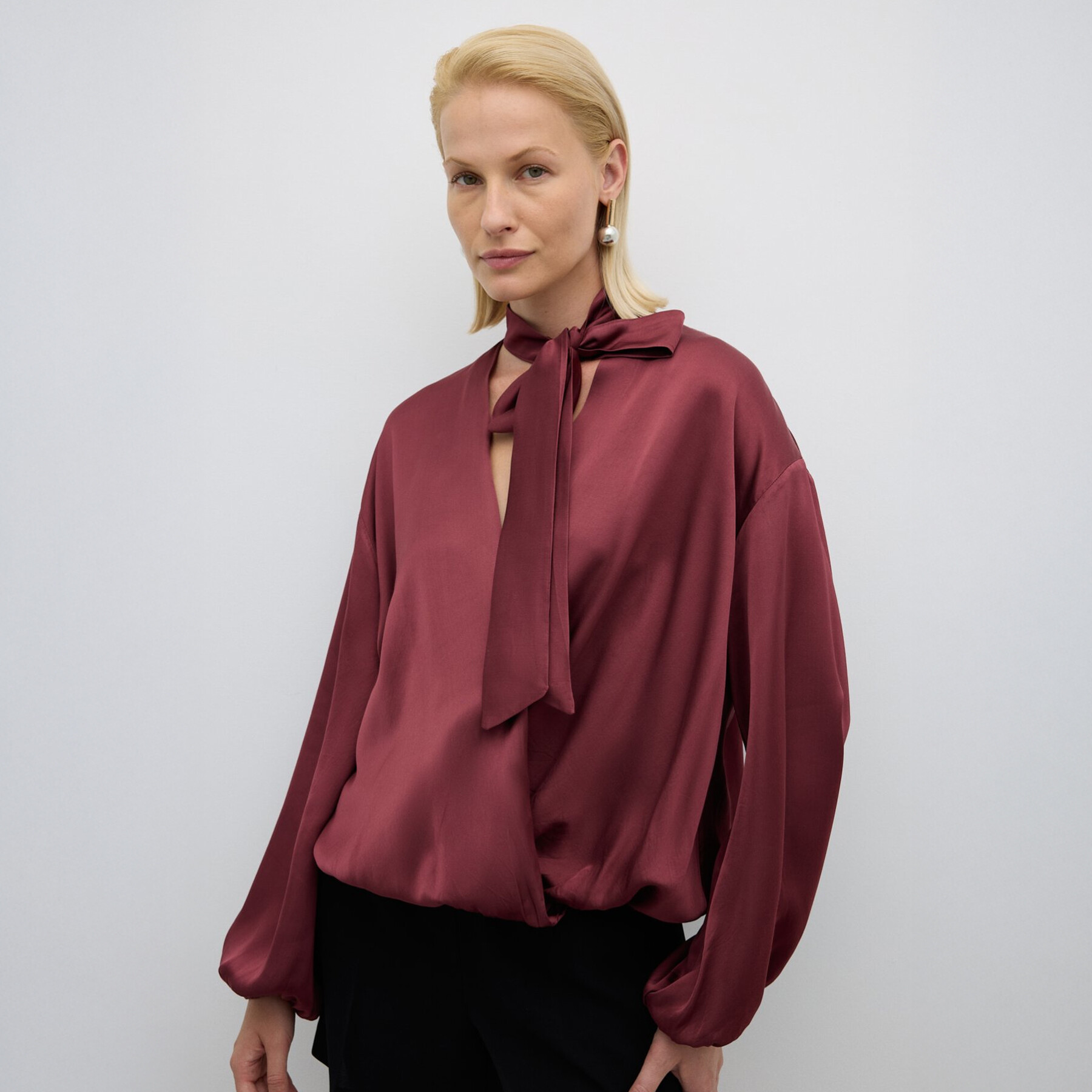 Satenin Dönüşü: Feminen ve Modern Bir Görünüm İçin İpuçları