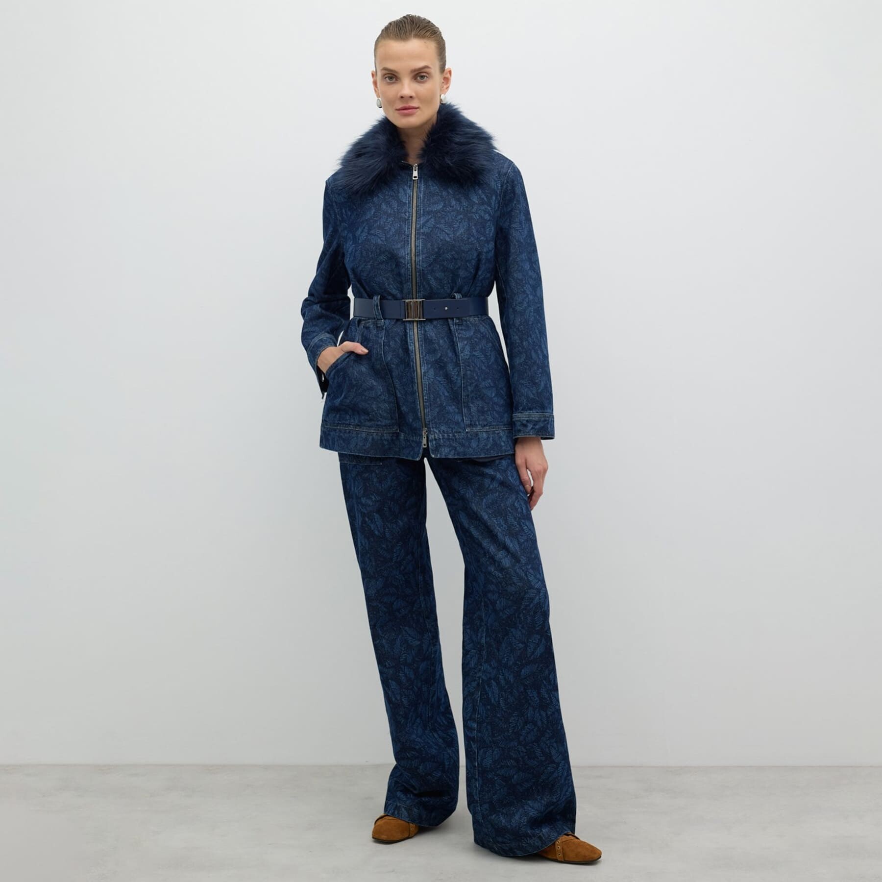 Silueti Netleştiren Kemerli Ceket Modelleri Roman’da!