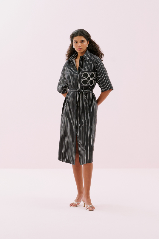 Çiçek Motifli Beli Kuşaklı Midi Boy Gömlek Elbise Siyah-Beyaz - 1