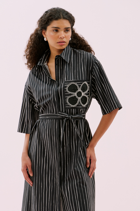 Çiçek Motifli Beli Kuşaklı Midi Boy Gömlek Elbise Siyah-Beyaz - 3