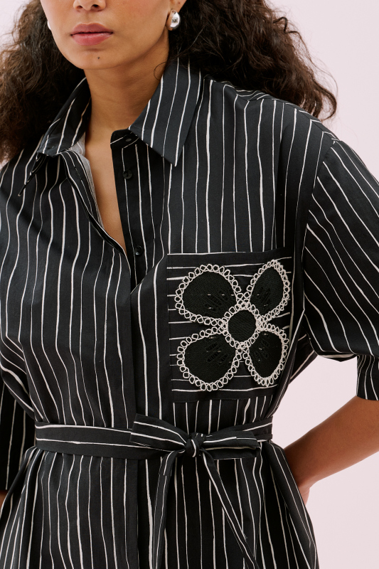 Çiçek Motifli Beli Kuşaklı Midi Boy Gömlek Elbise Siyah-Beyaz - 4