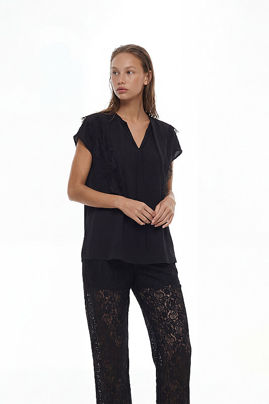 Düşük Omuzlu Dantelli Yaka Detaylı Bluz Siyah - Roman