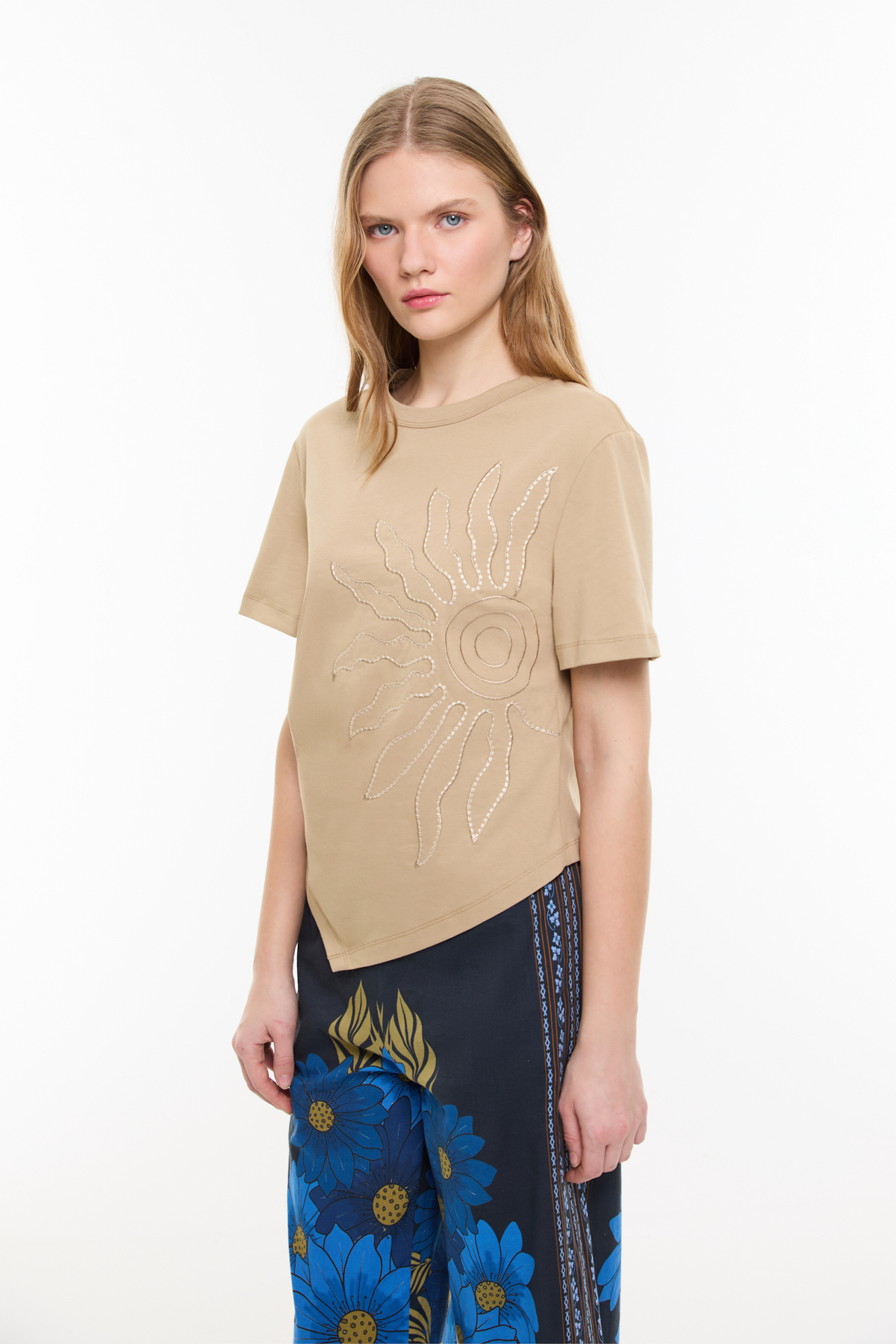 Güneş Nakışlı Asimetrik T-shirt Kahve