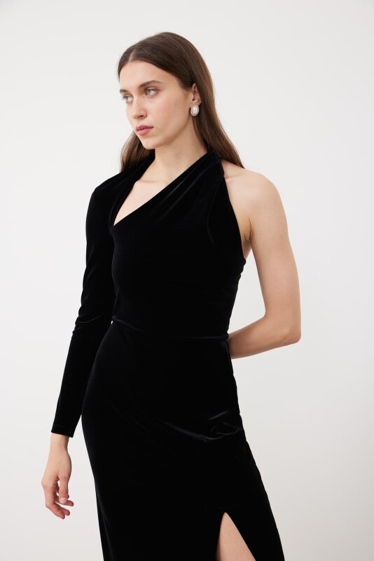 Tek Kol Yaka Dekolteli Maxı Boy Kadife Elbise Siyah - 3