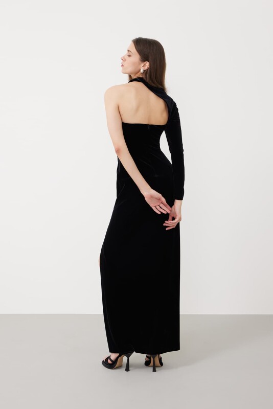 Tek Kol Yaka Dekolteli Maxı Boy Kadife Elbise Siyah - 2