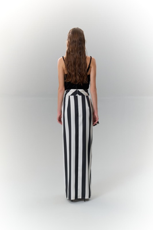 Çizgili Asimetrik Maksi Boy Tafta Etek Siyah-Ekru - Roman (1)