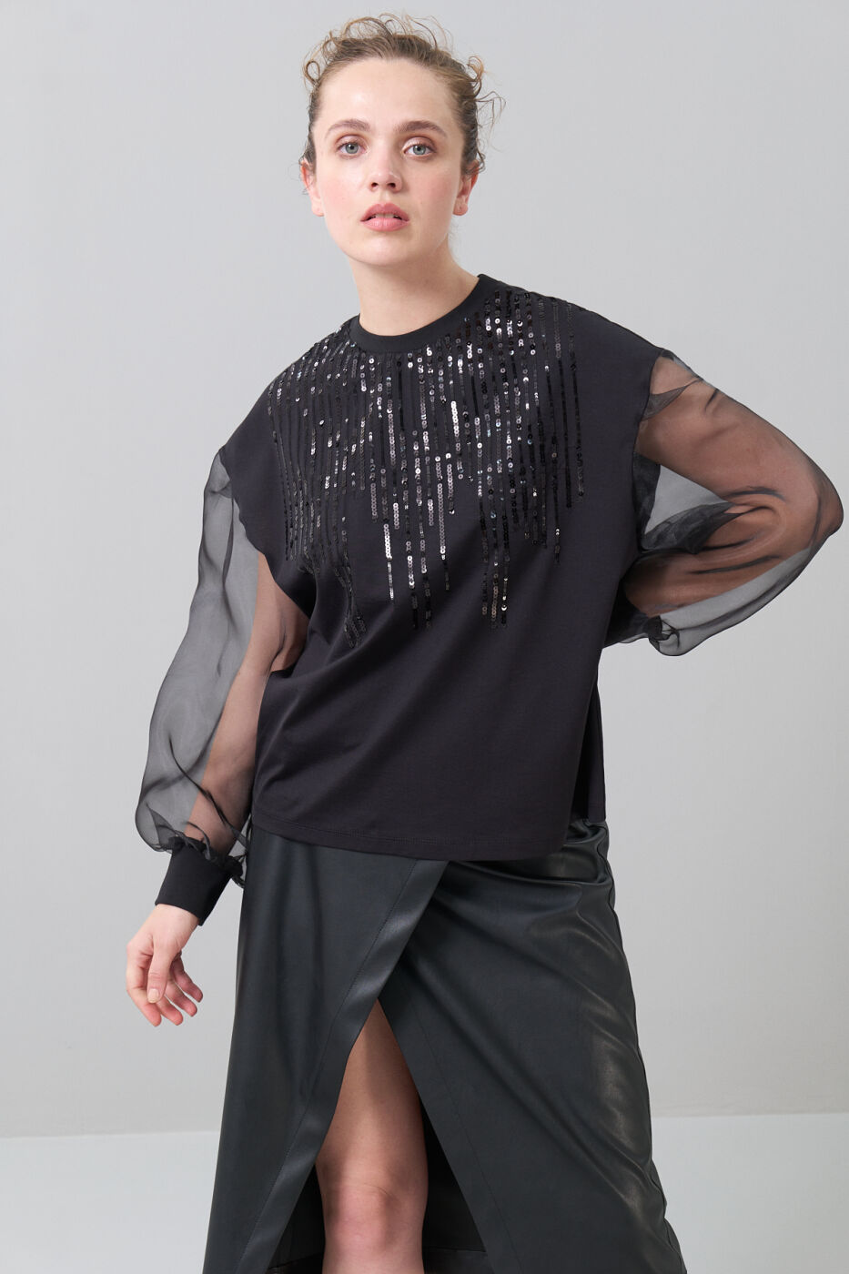 Önü Pullu Kolları Organze Bluz Siyah - 1
