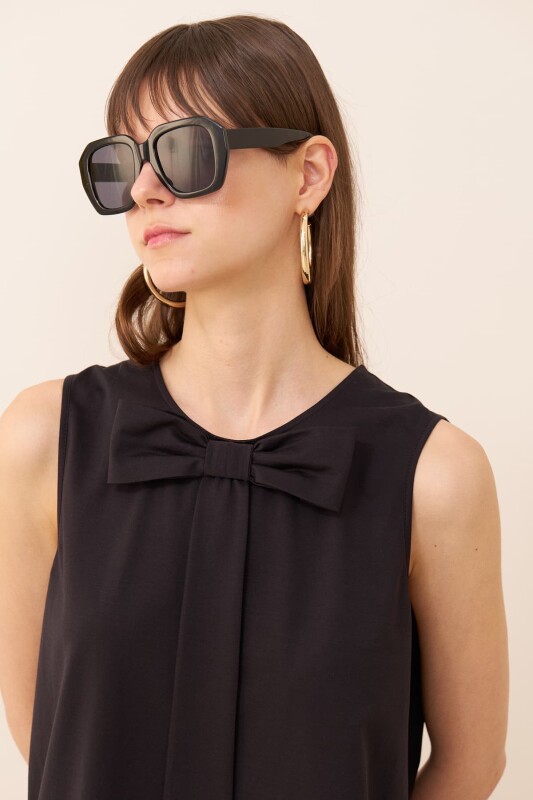 Kurdele Detaylı Kolsuz Bluz Siyah - Roman (1)