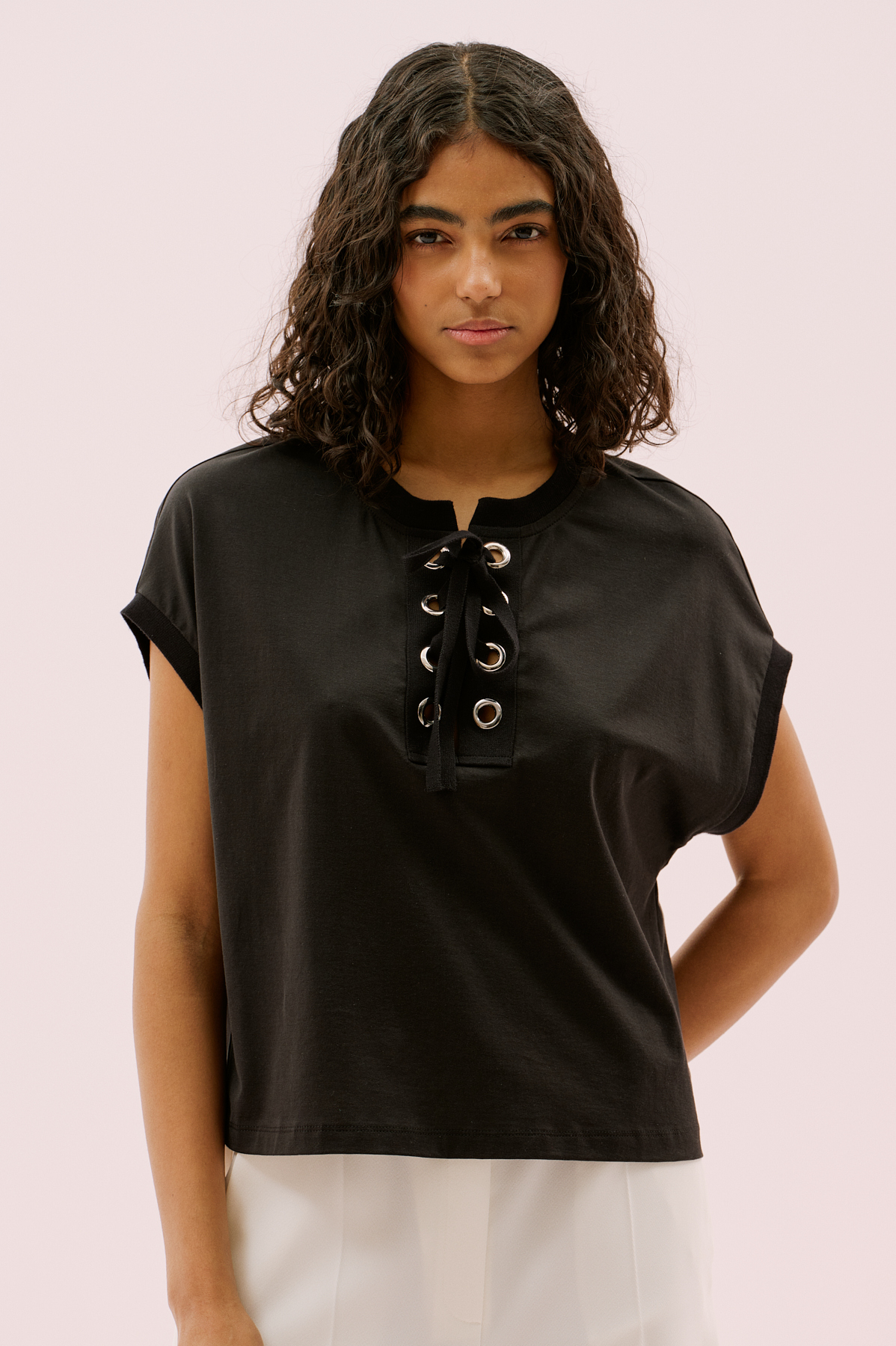 Kuş Gözü Detaylı Düşük Omuz T-shirt Siyah