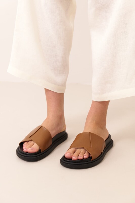 Slipper Black- Tan - Roman (1)