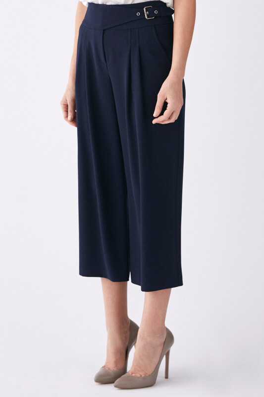 Buckle Detailed Bermuda Pants Black - 3