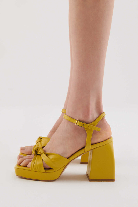 Topuklu Ayakkabı Sarı - Roman (1)