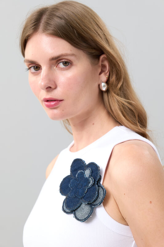 Papatya Motifli Denim Broş Lacivert - Roman