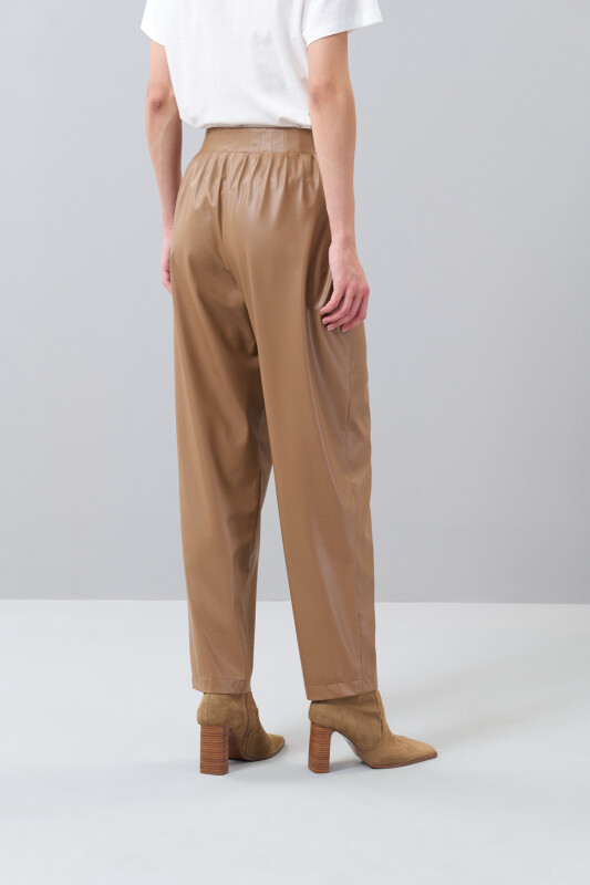 Pile Detaylı Havuç Deri Pantolon Camel - Roman