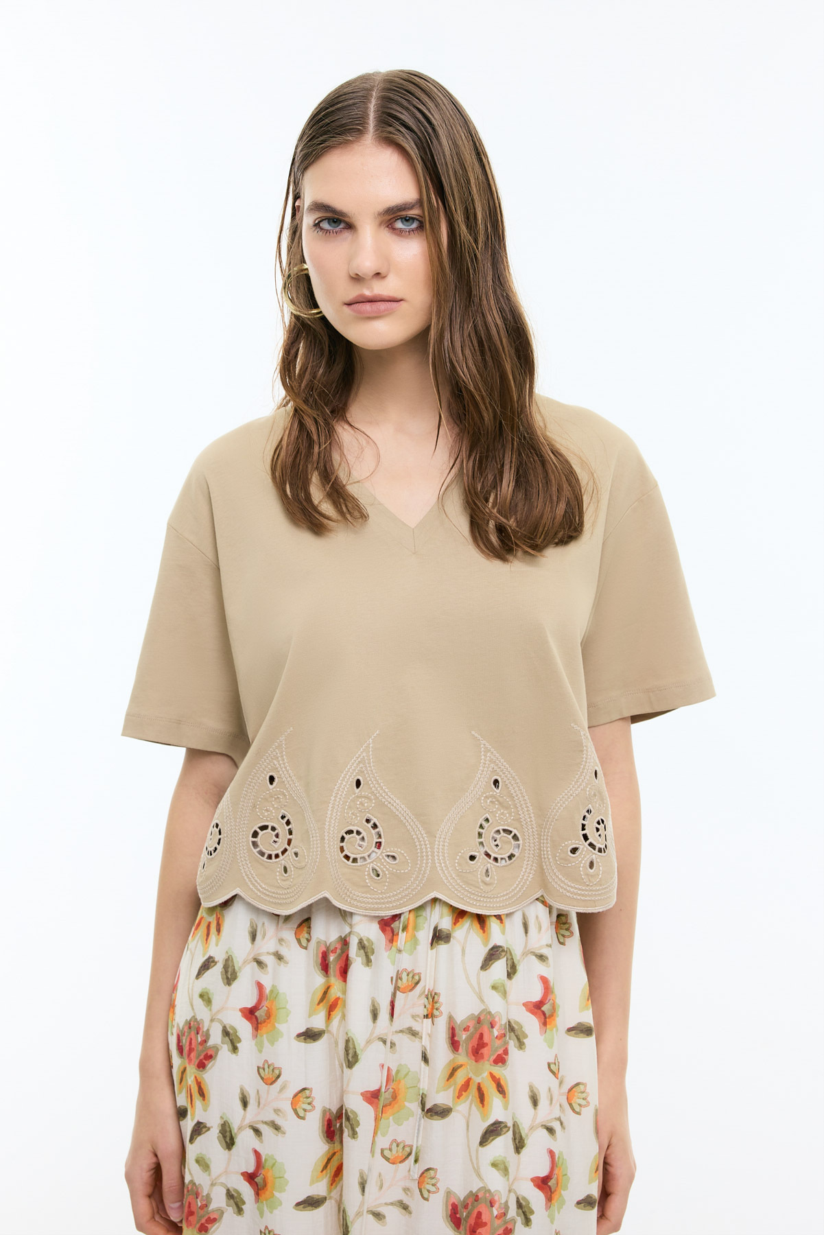 V Yaka Embrode Nakışlı T-shirt Kahve