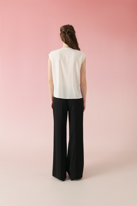  V Yakalı Transparan Bluz Krem - 4