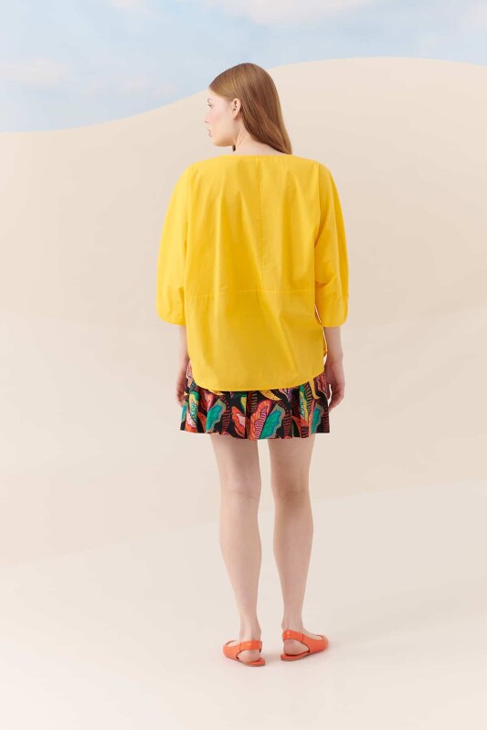 Yakası Açık Gömlek Sarı - Roman (1)