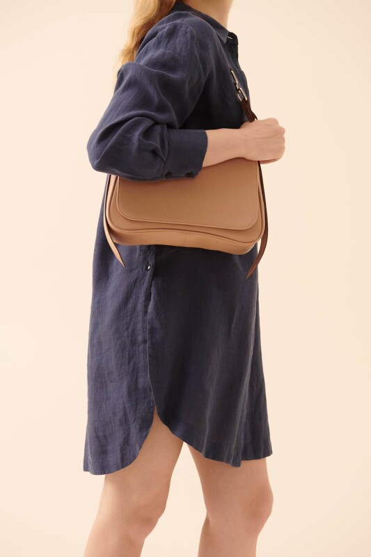 Askılı Çanta Kayısı - Roman (1)