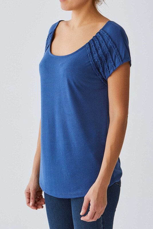 Yakası Geniş Ve Detaylı T-shirt Kobalt - 3