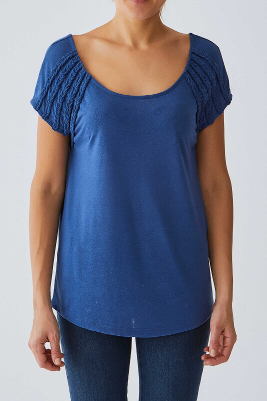 Yakası Geniş Ve Detaylı T-shirt Kobalt - 1