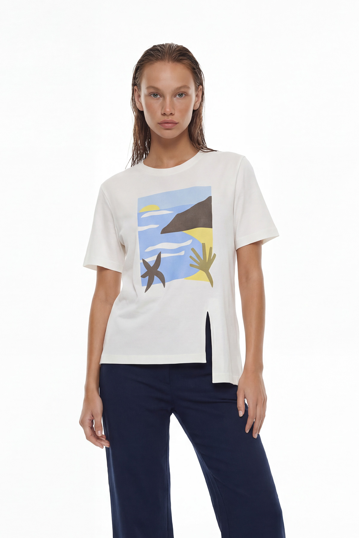 Yırtmaç Detaylı Baskılı T-shirt Ekru