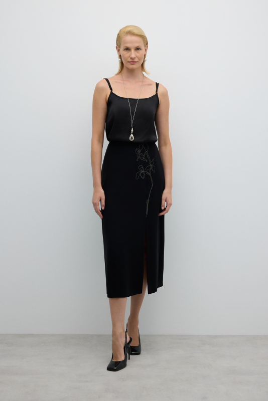 Zincir İşlemeli Yırtmaçlı Midi Boy Etek Siyah - 1